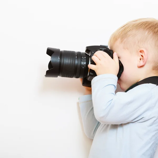 Pojke barn leker med kameran ta foto. — Stockfoto