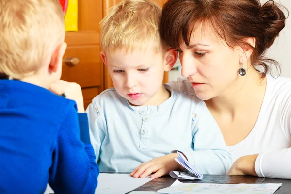 Moeder en kinderen zonen tekenen samen — Stockfoto