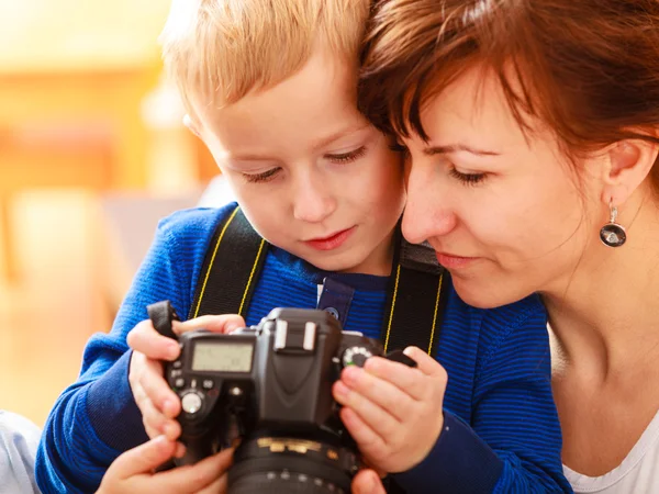 Mãe e criança brincando com câmera tirando foto — Fotografia de Stock