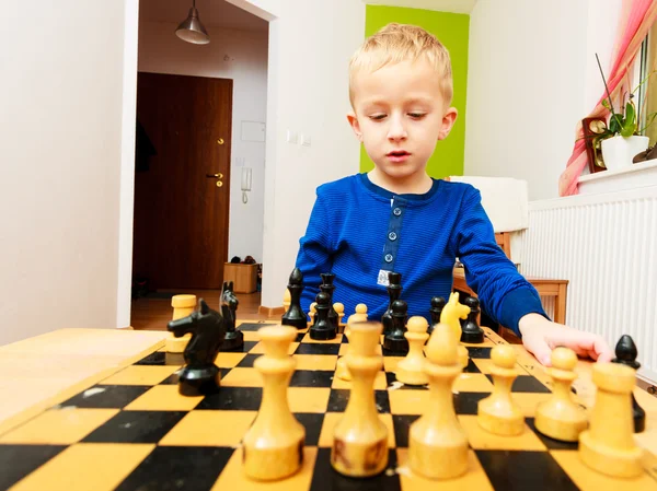 Little boy child playing chess — Stock Photo, Image