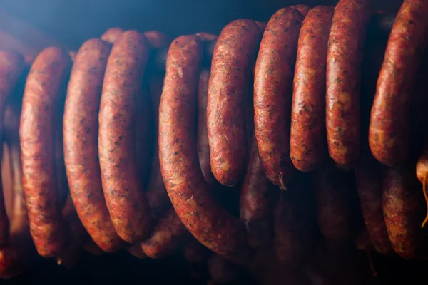 Comida tradicional. Salchichas ahumadas en el ahumadero. — Foto de Stock