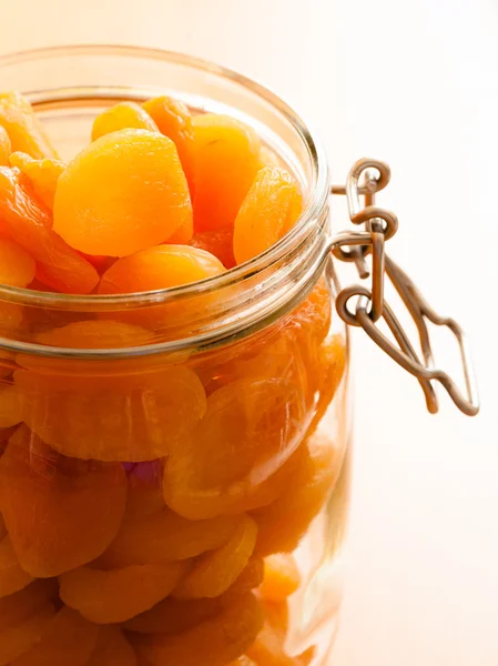 Diet. Glass jar of apricots dried fruits. — Stock Photo, Image