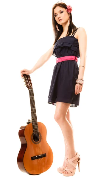 Amoureux de musique, fille d'été avec guitare isolé — Photo