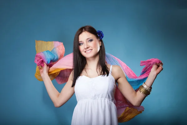 Mulher de verão com xale colorido em azul — Fotografia de Stock