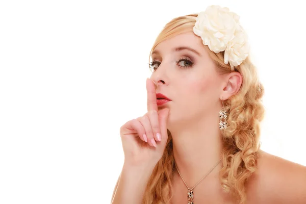 Boda. Novia pidiendo silencio. Dedo en los labios . — Foto de Stock