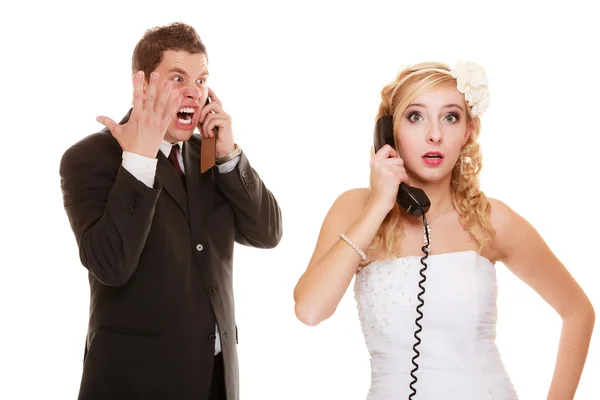 Boda. Novia enojada y novio hablando por teléfono — Foto de Stock
