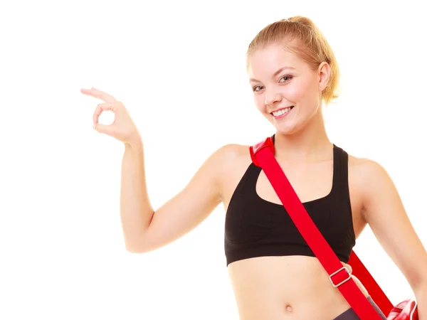 Deporte. Chica de fitness con bolsa de gimnasio mostrando señal de mano ok —  Fotos de Stock