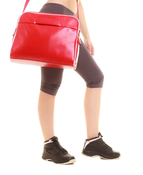 Sport. rote Turntasche von Fitness-Sportlerin in Sportbekleidung — Stockfoto