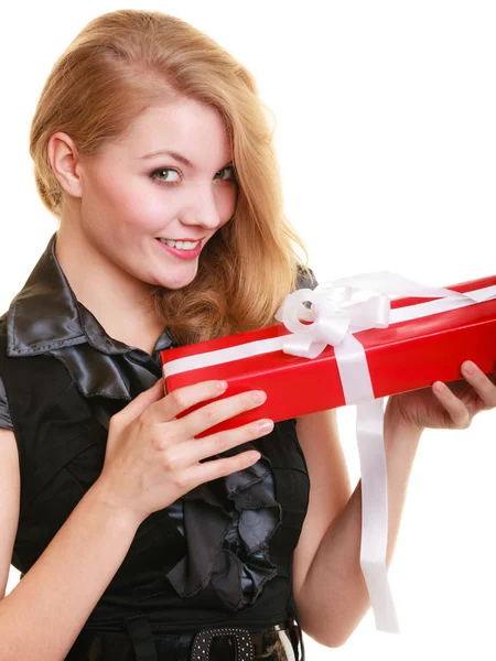 Vacaciones amor concepto de felicidad - chica con caja de regalo — Foto de Stock