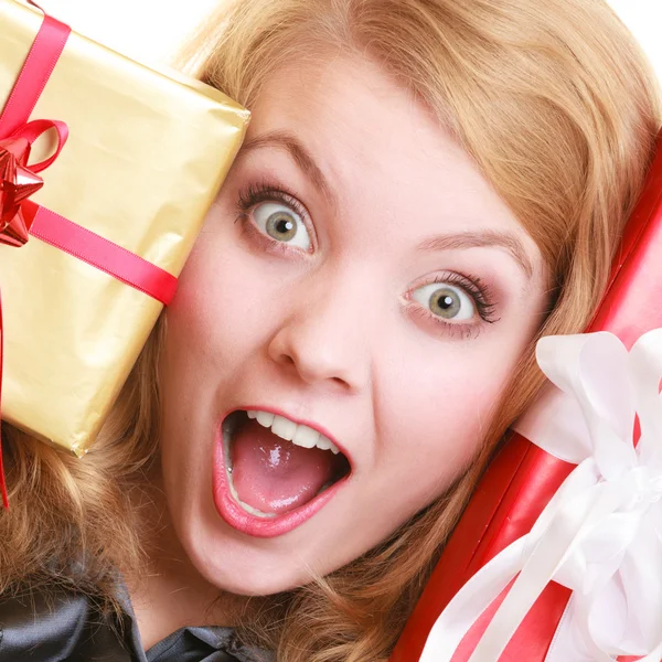 Vacaciones amor concepto de felicidad - chica con cajas de regalo —  Fotos de Stock