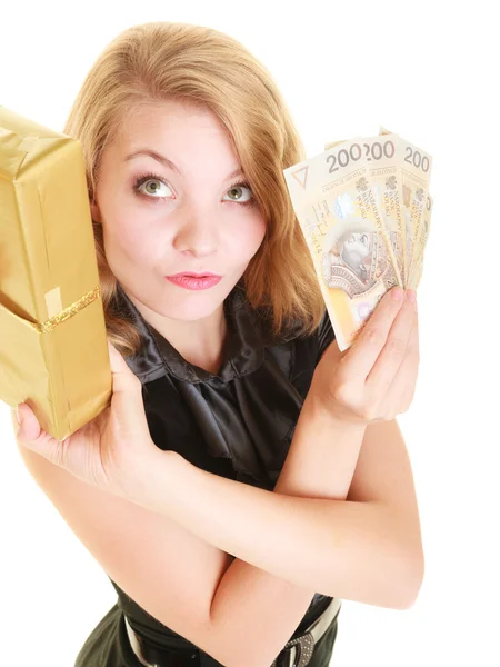 Vrouw met geschenkdoos en poets geld bankbiljet. — Stockfoto