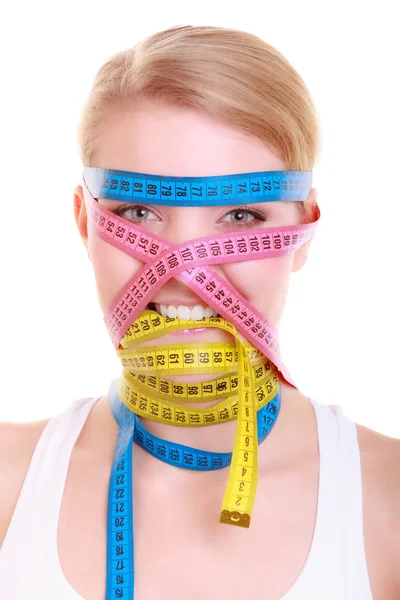 Mujer fitness obsesionada con un montón de cintas de medición de colores — Foto de Stock