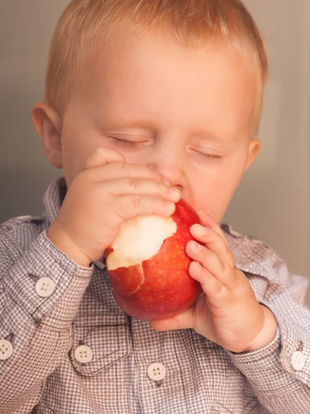 Kleine jongen kind kind eten apple fruit thuis — Stockfoto