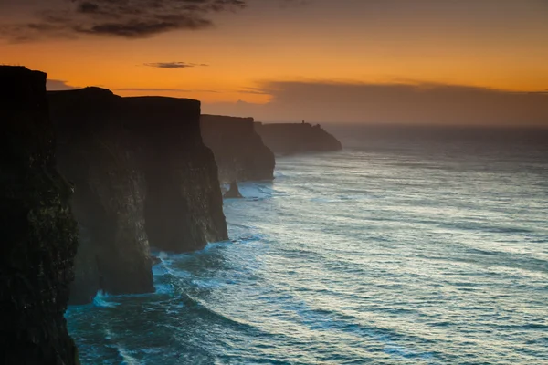 Falésias de Moher ao pôr do sol em Co. Clare Irlanda Europa. — Fotografia de Stock