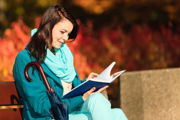 Girl relaxing in autumnal park reading book. Fall. — Stock Photo, Image