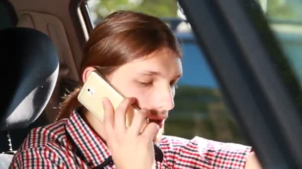 Homme en voiture parlant au téléphone — Video