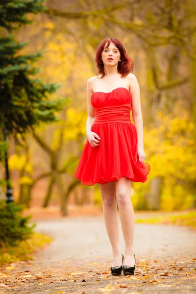Kobieta w czerwonej sukience w parku — Zdjęcie stockowe