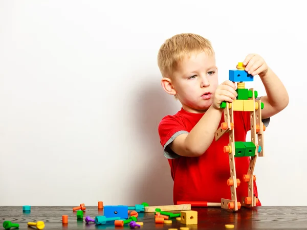 Chlapec hrát s hračkami, stavební bloky — Stock fotografie