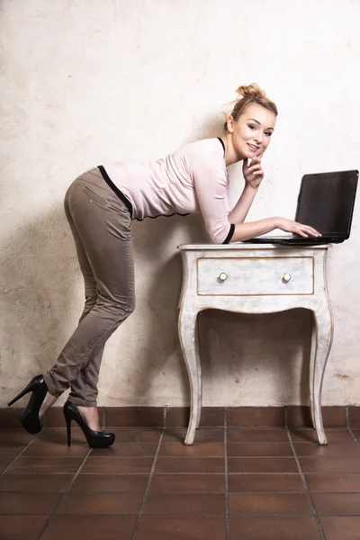 Mulher trabalhando em laptop de computador — Fotografia de Stock