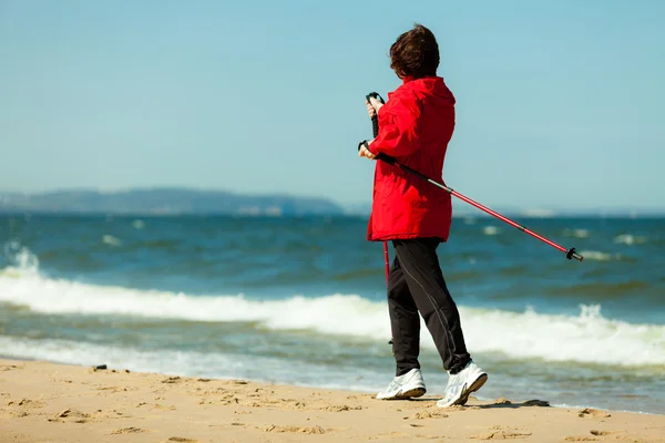 Frau wandert am Strand — Stockfoto