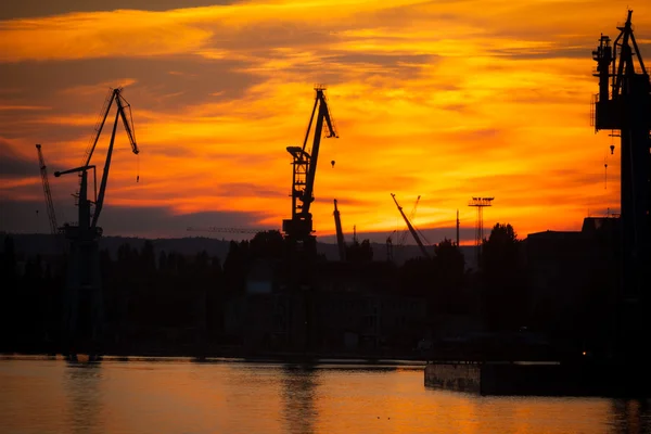 Grande grue de chantier naval au coucher du soleil — Photo