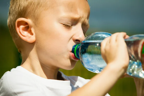 Junge trinkt Wasser aus Flasche — Stockfoto