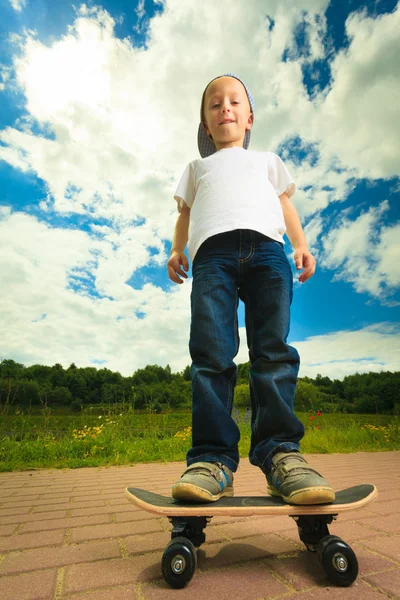 Niño skater con monopatín —  Fotos de Stock