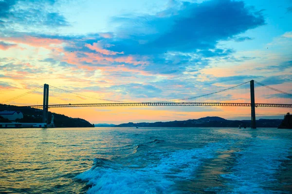 Puesta de sol sobre puente colgante — Foto de Stock