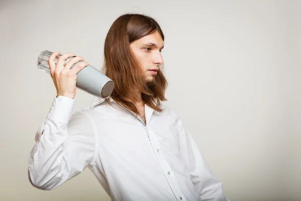 Young man with shaker making cocktail drink — Stock Photo, Image