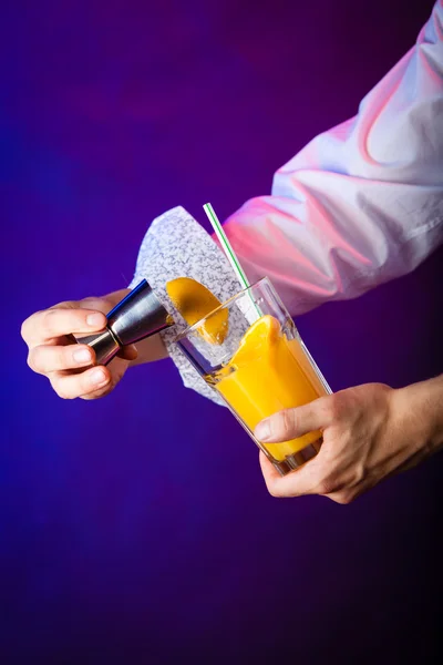 Young man bartender preparing alcohol cocktail drink — Stock Photo, Image