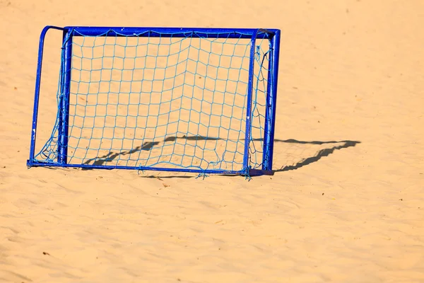 Fotboll gate på sandstrand — Stockfoto