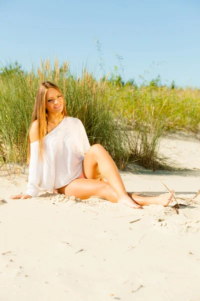 Красива дівчина на пляжі — стокове фото