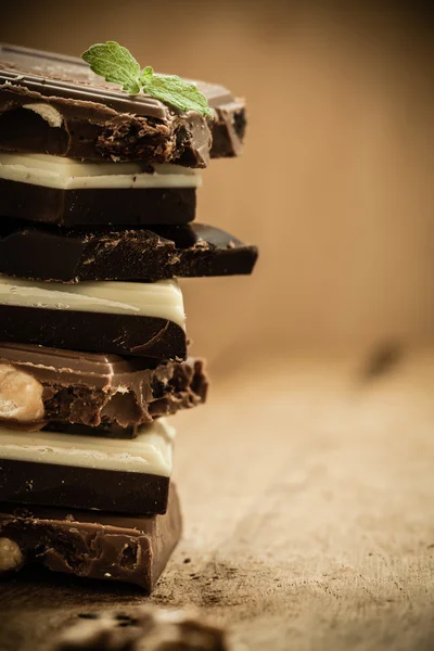 Pila de diferentes tipos de chocolate — Foto de Stock