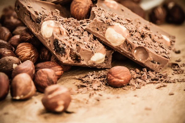 Chocoladeschilfers en stukken op tafel — Stockfoto