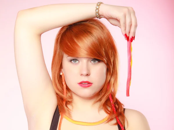 Menina ruiva segurando doces de geleia — Fotografia de Stock