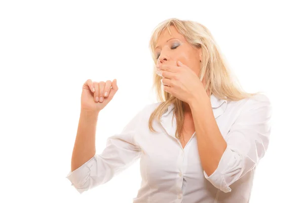 Mujer bostezando cubriendo la boca con la mano — Foto de Stock