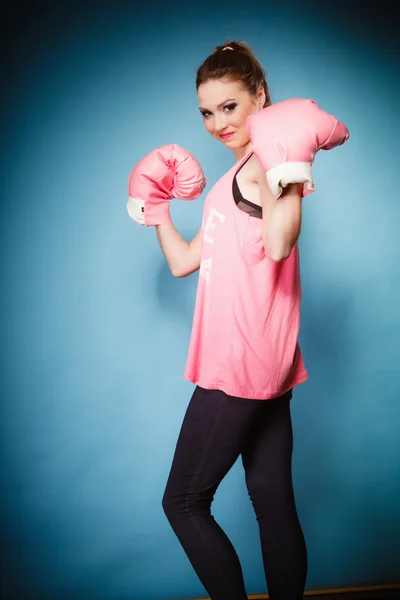 Boxeadora con guantes grandes — Foto de Stock