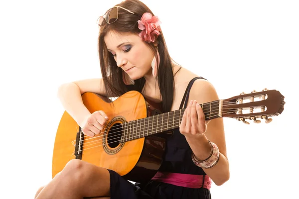 Zomer meisje met gitaar — Stockfoto
