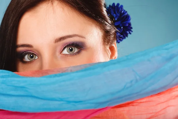 Vrouw hiden gezicht met sjaal — Stockfoto