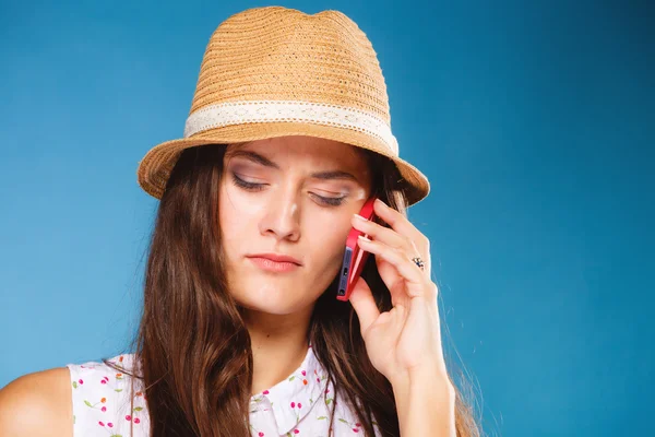 Ragazza che parla su smartphone — Foto Stock