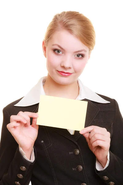 Empresaria sosteniendo tarjeta en blanco — Foto de Stock