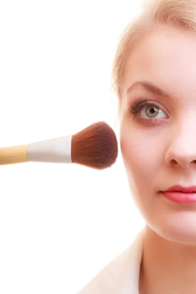 Mulher rosto aplicando ruge blusher — Fotografia de Stock