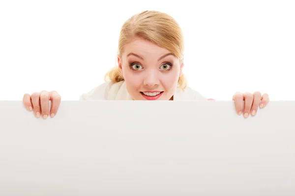Mujer de negocios escondida detrás de una pancarta en blanco — Foto de Stock