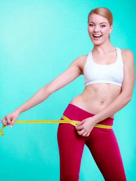 Fitness-Frau mit Maßband — Stockfoto