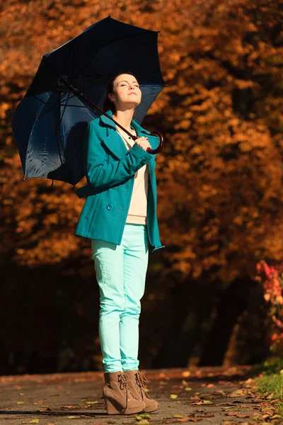 Girl with umbrella in park — Stock Photo, Image