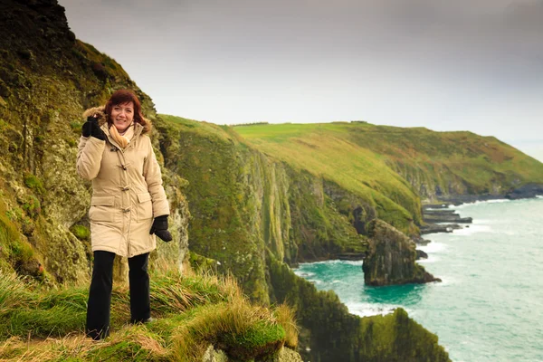 Woman tourist on rock cliff — Stock Photo, Image