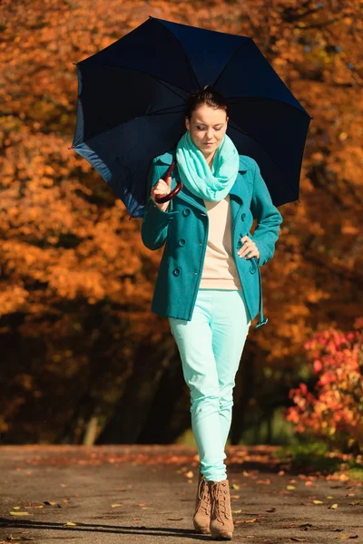 Flicka med paraply i park — Stockfoto