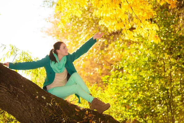 Mujer relajándose en el parque otoñal —  Fotos de Stock