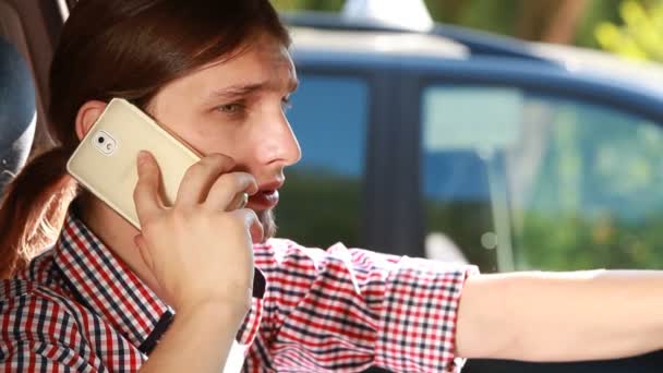 Homme en voiture parlant au téléphone — Video