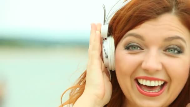 Mujer en la playa escuchando música — Vídeos de Stock